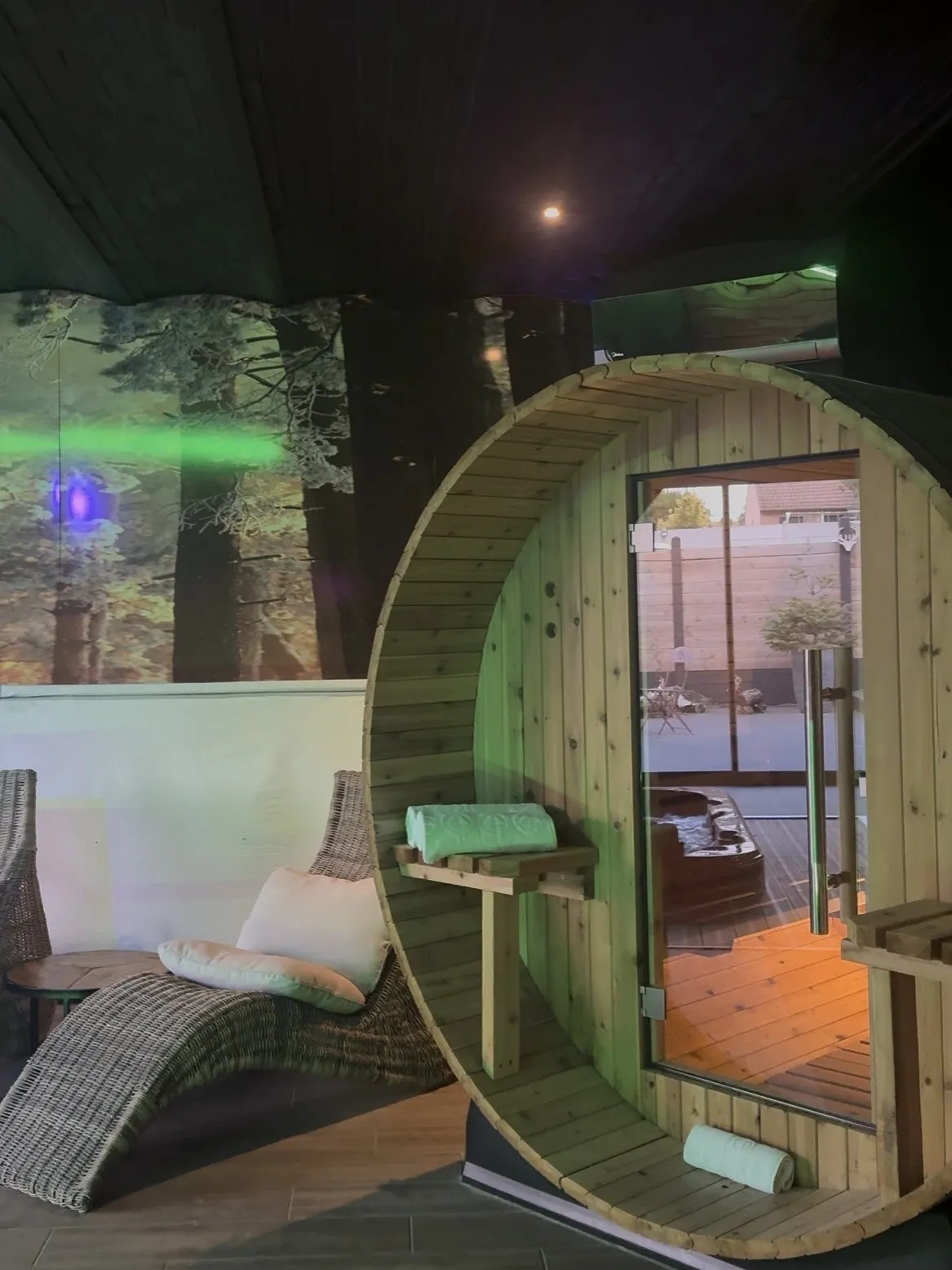 Espace détente avec sauna tonneau dans une suite de L’Odyssée Inattendue